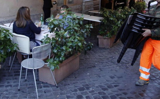 Tavolino selvaggio, la sentenza: dehors anche sui parcheggi